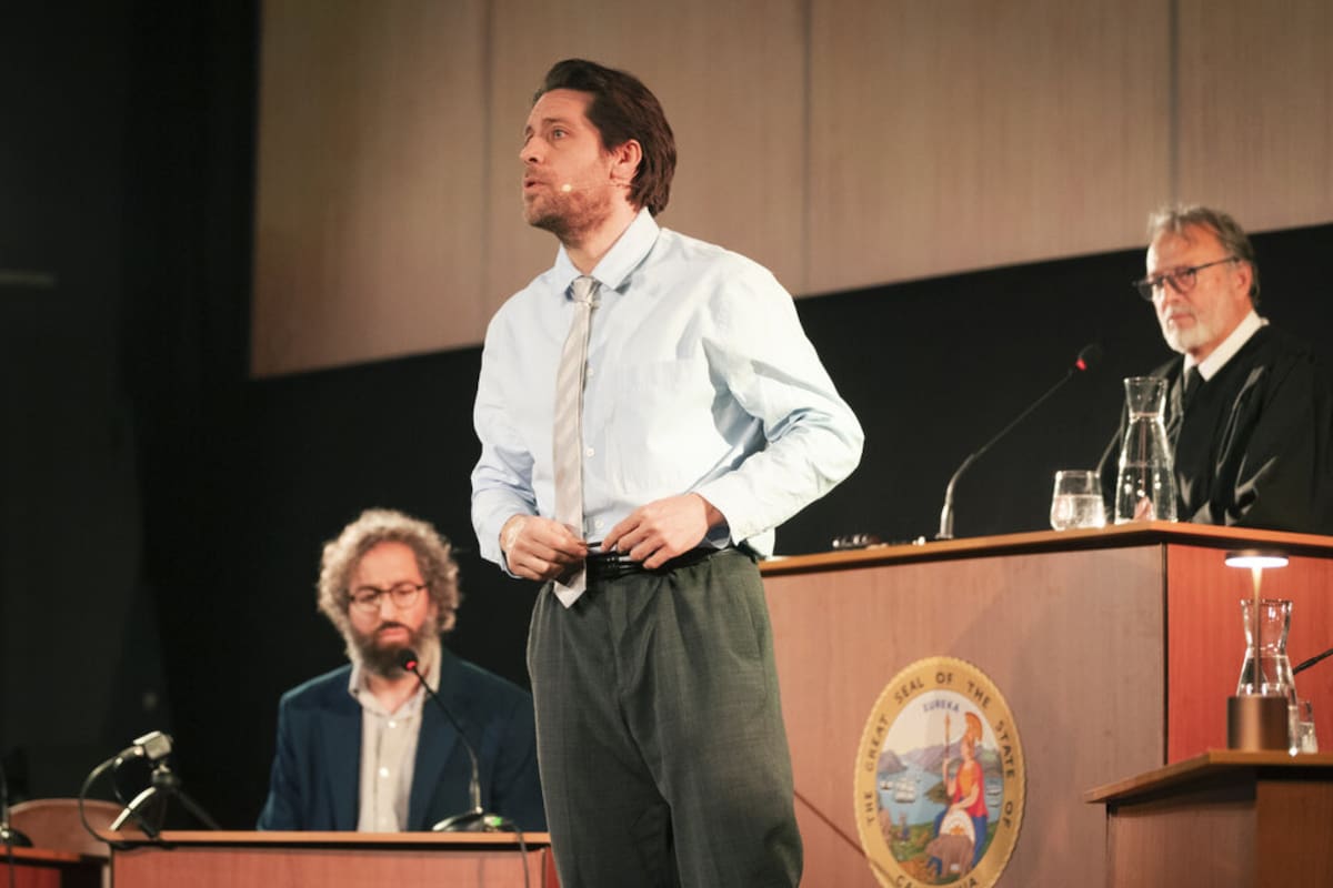 En esta obra, los asistentes son convocados a una sala de juicio donde se presenta un caso judicial que mezcla inteligencia artificial, responsabilidad civil y ética tecnológica.
Foto: Fever.
