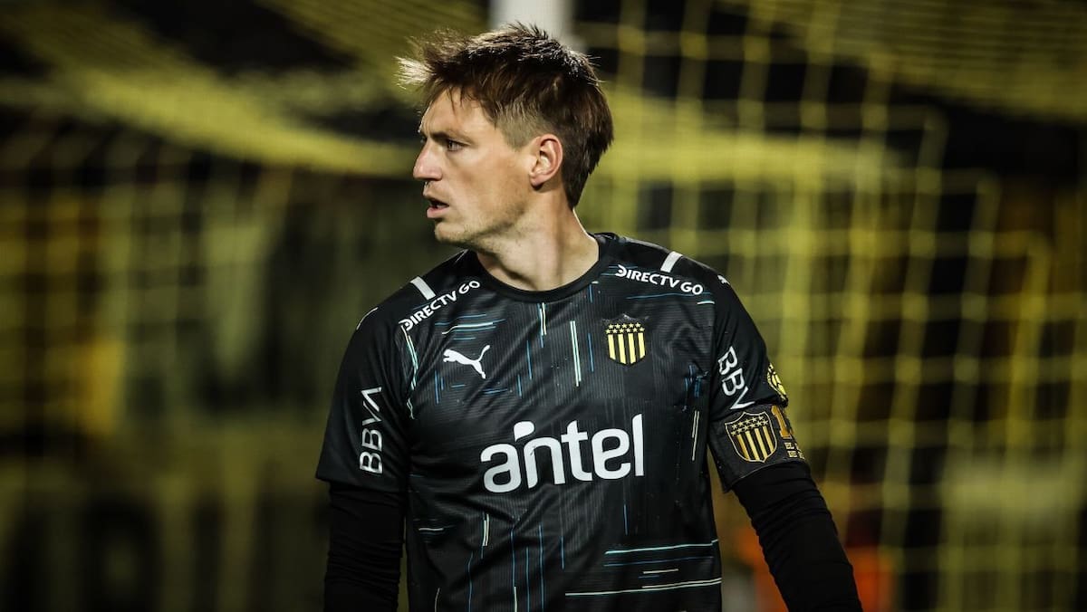 El portero uruguayo termina contrato en Peñarol y quedará como jugador libre.
