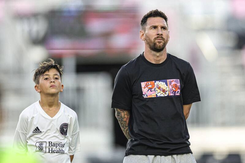 entró a la cancha acompañado por Lionel Messi.
