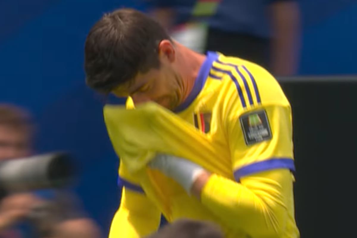 El portero tuvo que abandonar el partido contra España por lesión.