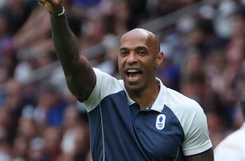 VIDEO | Mostrando los pasos prohibidos: así celebró Thierry Henry la medalla de plata de Francia en París 2024