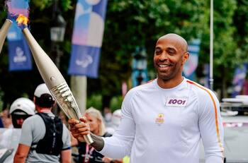 VIDEO | La antorcha olímpica llega a París de la mano de Thierry Henry