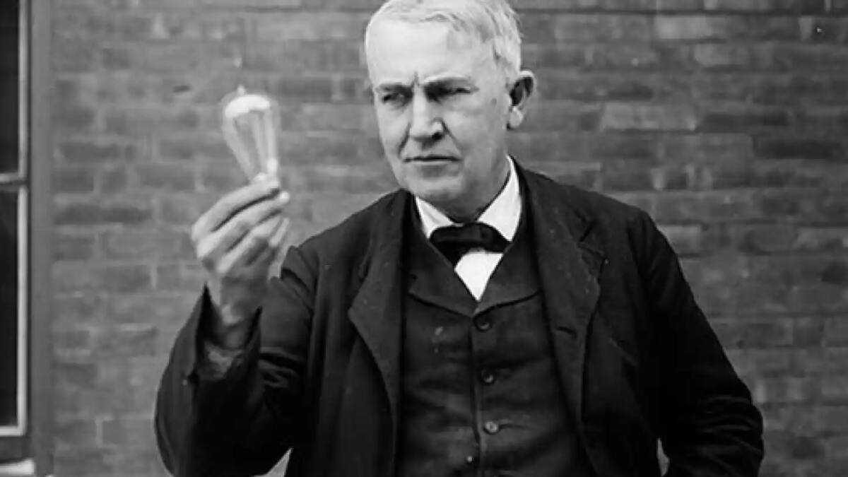 Efemérides de HOY, lunes 21 de octubre: Pablo Neruda gana el Nobel de Literatura y Thomas A. Eddison logra encender su primera bombilla