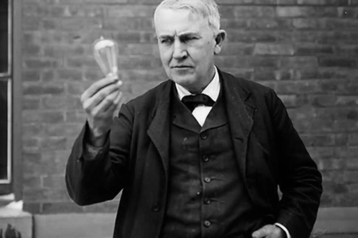 Luego de 14 meses de investigación, logra encender su primera bombilla.