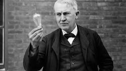 Efemérides de HOY, lunes 21 de octubre: Pablo Neruda gana el Nobel de Literatura y Thomas A. Eddison logra encender su primera bombilla