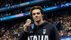 Insólito: ganó oro en París 2024, se quejó de la Villa Olímpica y terminó durmiendo en un parque