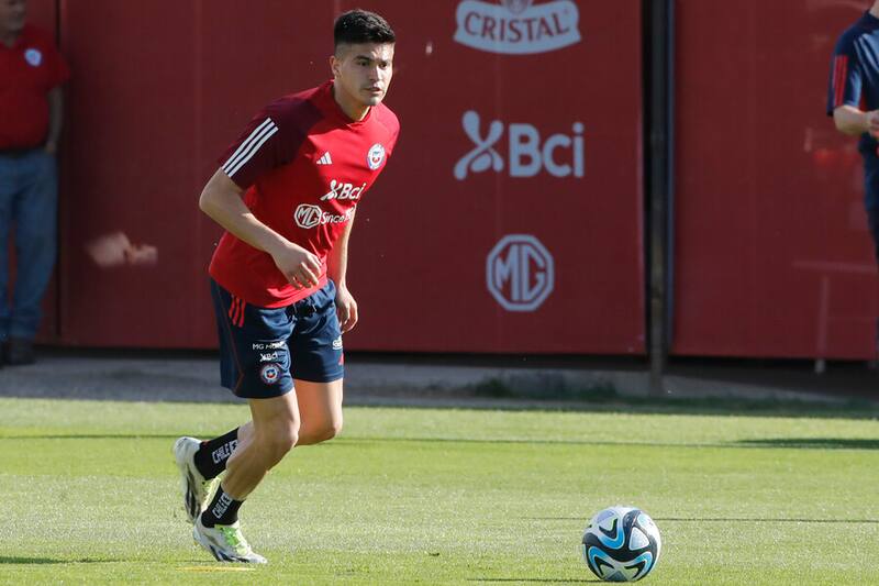 El zaguero entrena junto a La Roja para la Copa América. Foto: Aton.