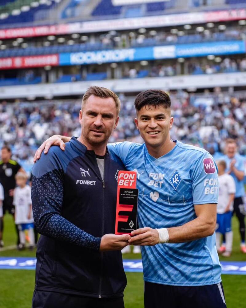 recibiendo el premio al mejor jugador del Krylia Sovetov de julio-agosto.