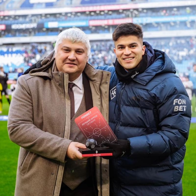 Thomas Galdames recibiendo el premio a mejor jugador del mes.