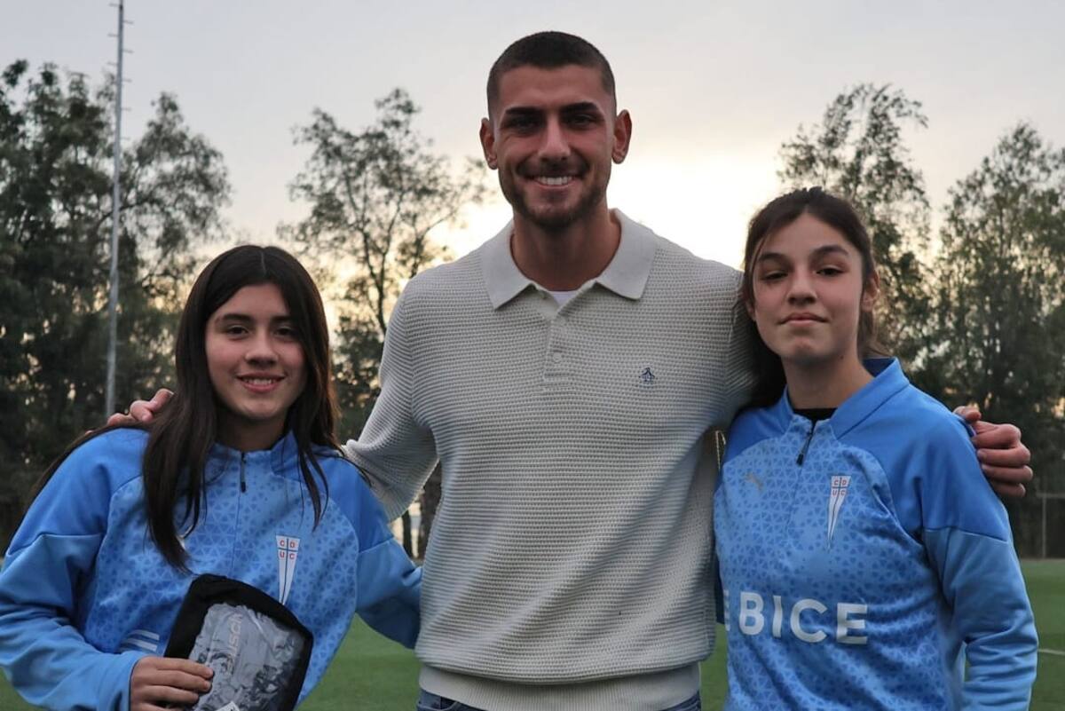 tuvo un lindo gesto con porteros cadetes y arqueras de Universidad Católica. Fotos: @cruzados_oficial.