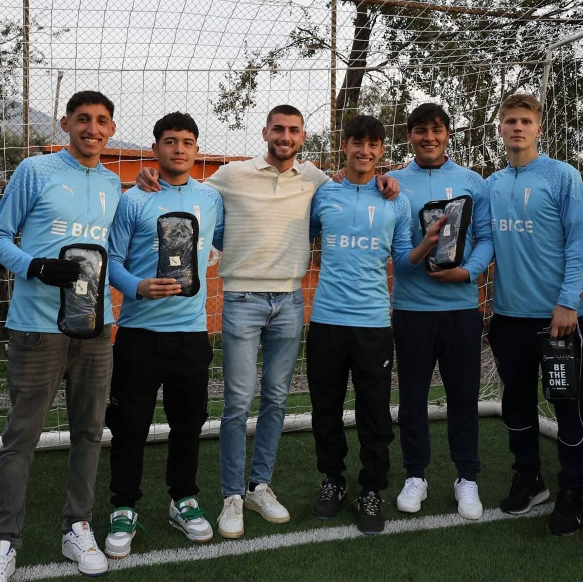 El portero que dejó la UC para calar en el Bologna le regaló un par de guantes a cada portero de cadetes y fútbol femenino. Foto: @cruzados_oficial.