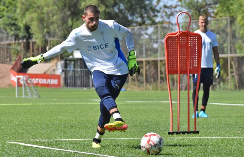 y Vicente Bernedo se disputarán el arco de la UC este 2025. Foto: Comunicaciones Cruzados.