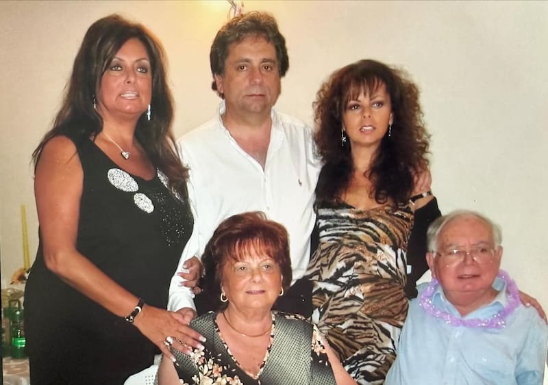 junto a su familia