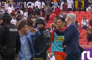 VIDEO | Tiago Nunes lanzó furioso empujón contra DT rival tras empate de Liga de Quito