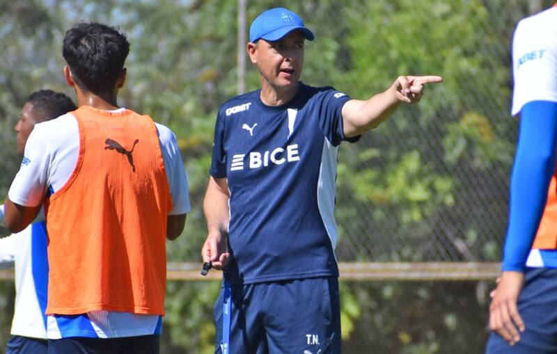, dirigiendo la práctica de la UC. Foto: Comunicaciones Cruzados.