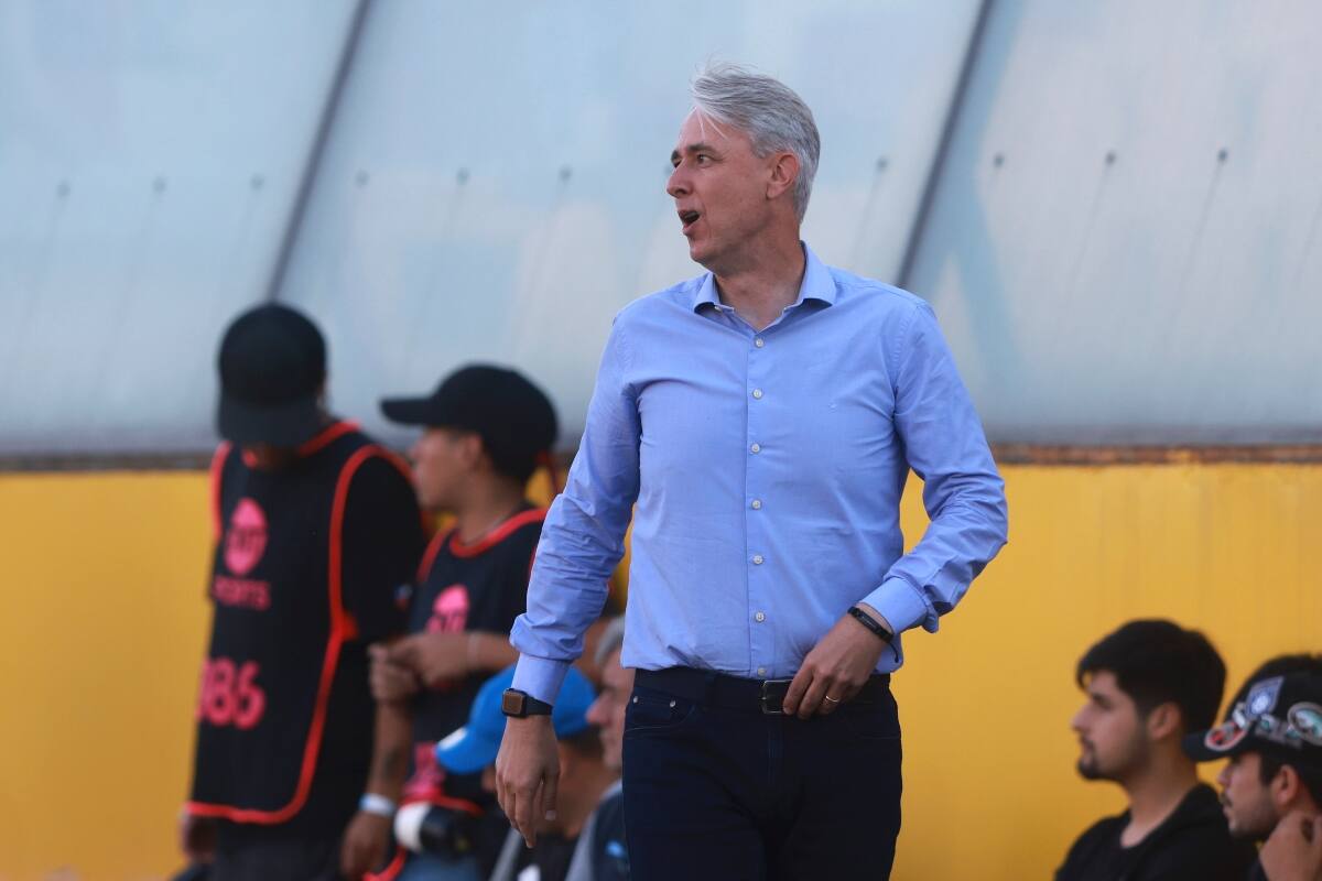 , entrenador de la UC, sigue esperando por refuerzos. Foto: Agencia Aton.