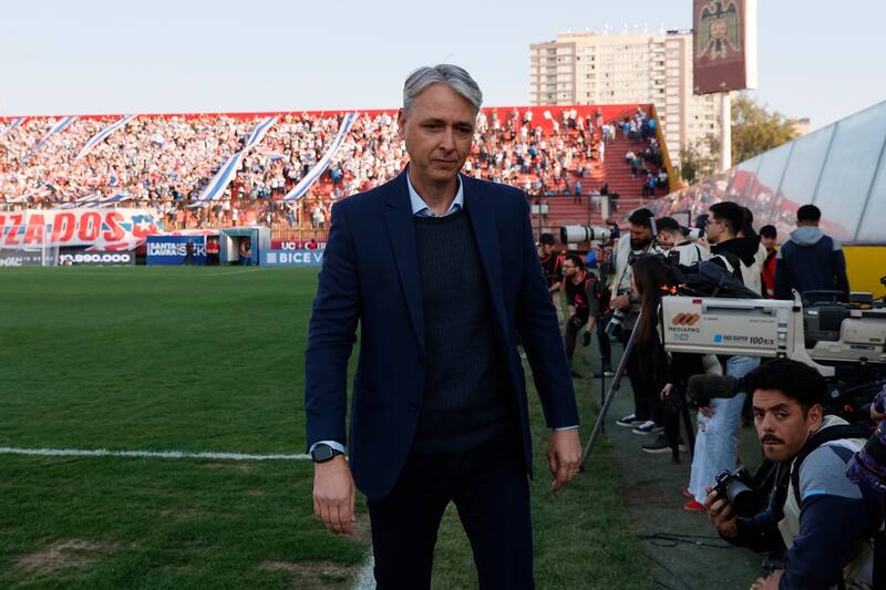 , entrenador de la Universidad Católica, siendo fotografiado en el Santa Laura. Foto: Agencia Aton.