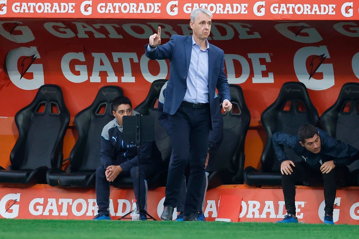 La causa por mala utilización de la tecnología fue desestimada como falta grave y Tiago Nunes no será suspendido. (Foto: Aton)