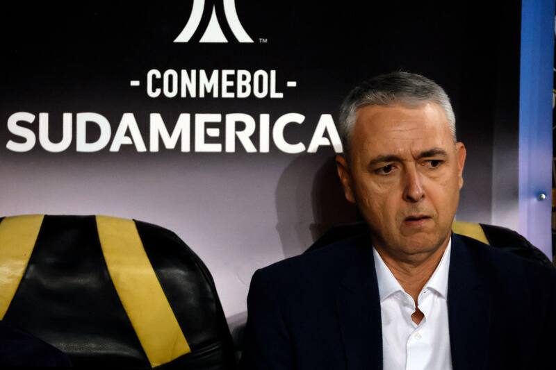 El técnico de la UC es el blanco de las críticas por la eliminación.