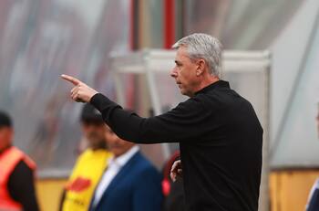 Duró 30 minutos: el jugador de la UC que aburrió a Tiago Nunes ante Deportes La Serena