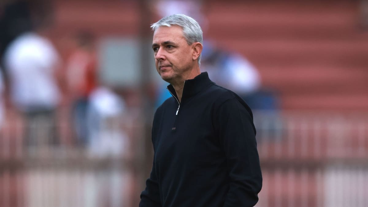 ¿Qué habría dicho en la UC? Tiago Nunes ninguneó la cancha sintética del Palmeiras: “Parece patio de colegio”