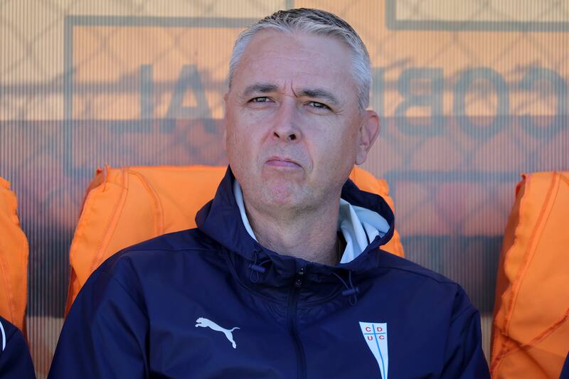 es estratega de la UC explicó su planteamiento en el cruce contra Cobresal, apuntando a la altura en El Salvador. Foto: Photosport