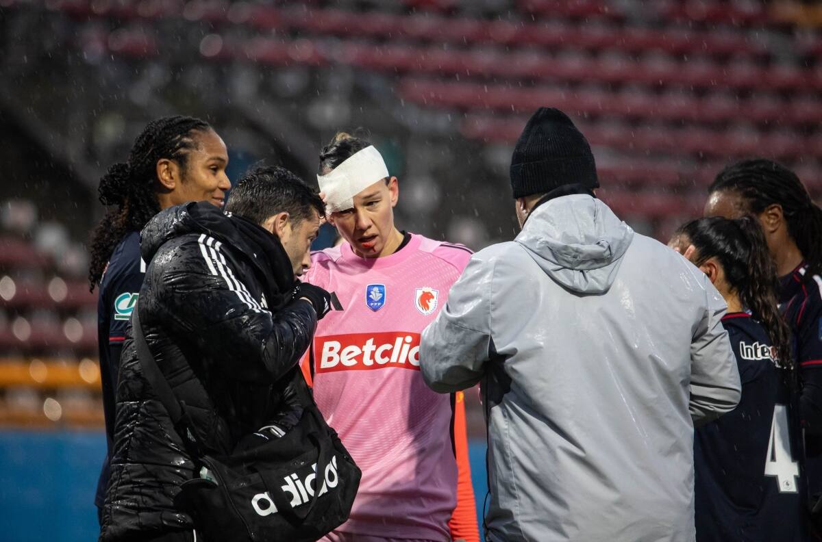 Tiane Endler sufrió duro golpe en Francia y tuvieron que ponerle puntos: así le quedó el rostro