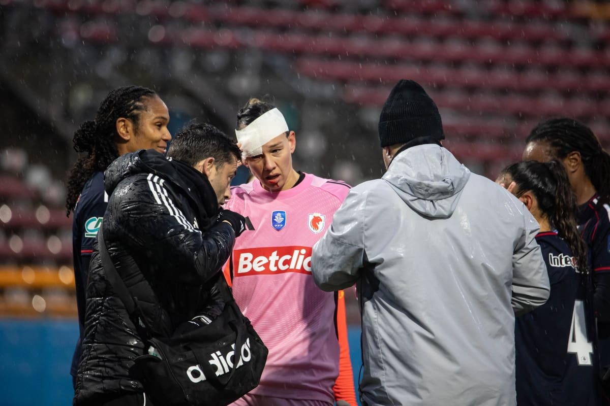 La chilena tuvo que ser vendada tras choque en Francia.