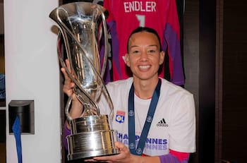 Tiane Endler agiganta su leyenda y se corona pentacampeona en Francia