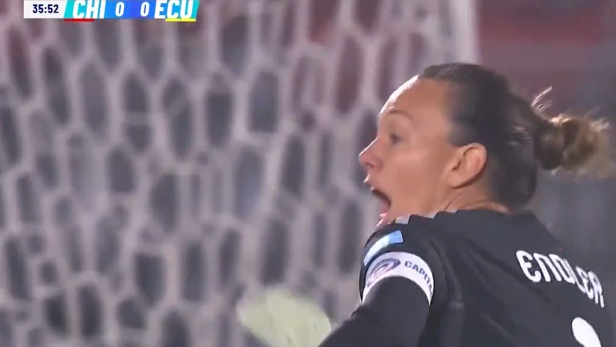 VIDEO | Grosero error: la equivocación de Endler y López que terminó en gol de Ecuador ante Chile