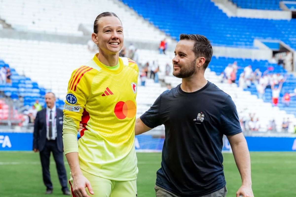 junto a su entrenador Jonathan Giráldez en la semifinal de la Champions League Femenina. Foto: Instagram OL Lyonnes.
