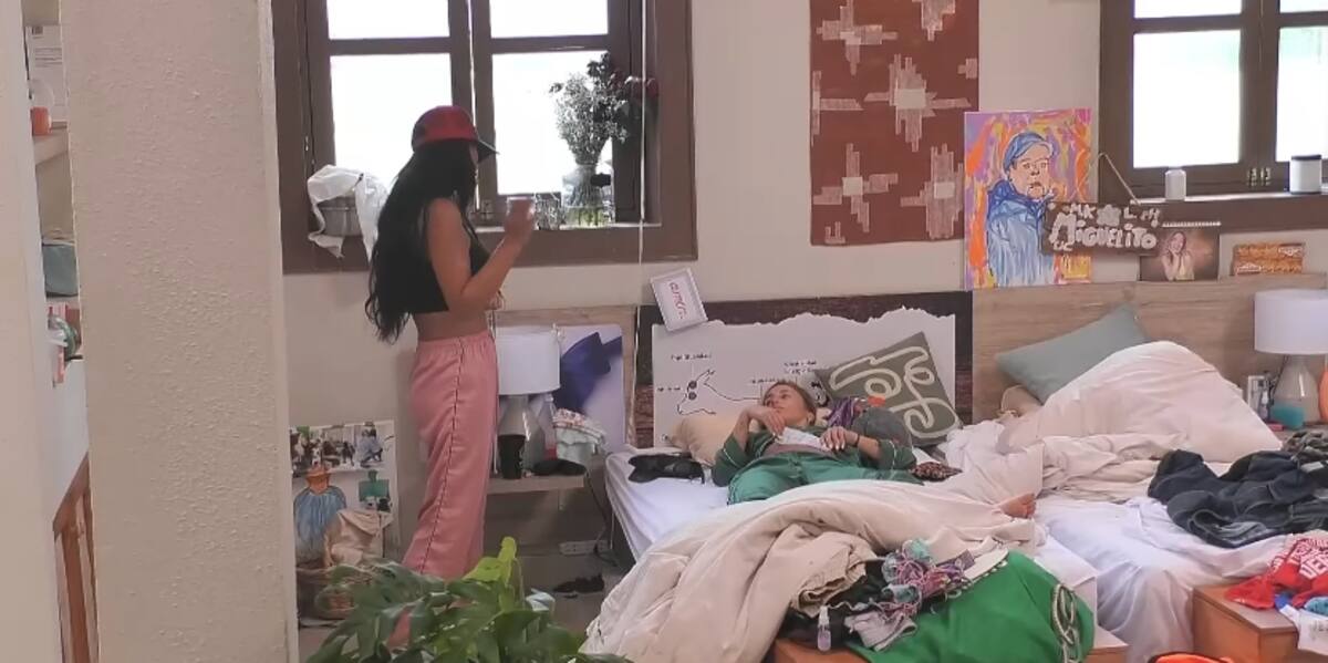 Pamela Díaz conversando con Daniela Castro en "Tierra Brava". Foto: Canal 13.