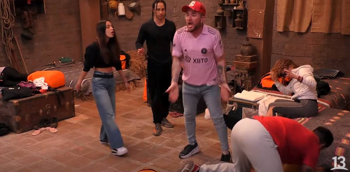 El momento en que empujan a Fabio Agostini.