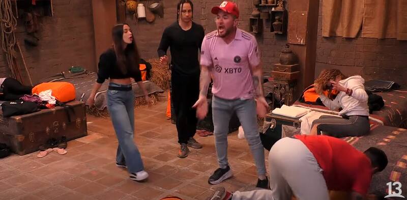 El momento en que empujan a Fabio Agostini.