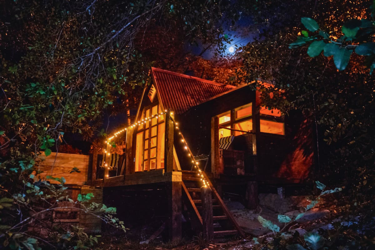 Un lugar espectacular para dormir en pleno Cajón del Maipo. Créditos: Tiny Cabin Quillay.