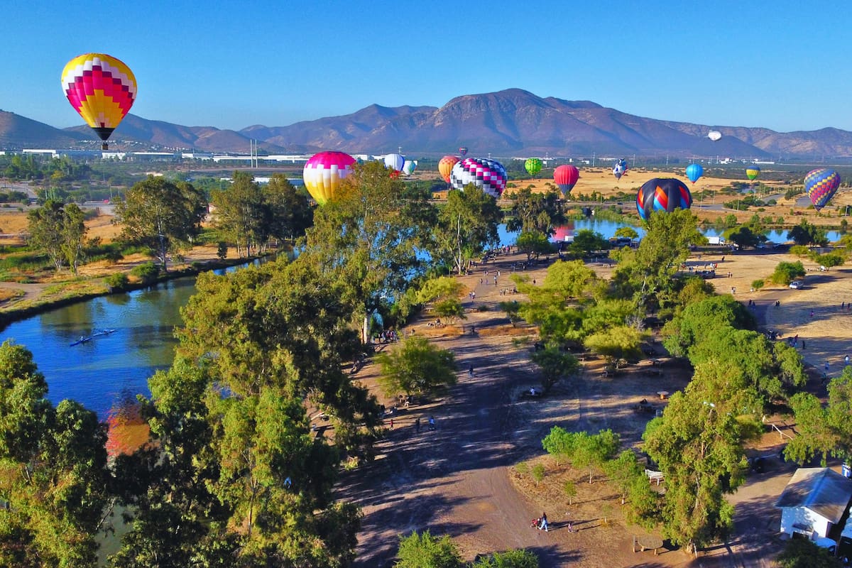 El espectáculo que combina vuelo y picnic cerca de una laguna en pleno Día de la Madre. Foto: Aton Chile.