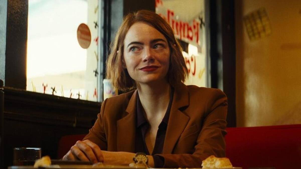 Esta es la extraña comedia negra protagonizada por Emma Stone que es tendencia en Disney+