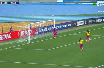 VIDEO | Nunca antes visto: remate terminó rebotando 3 veces en el travesaño