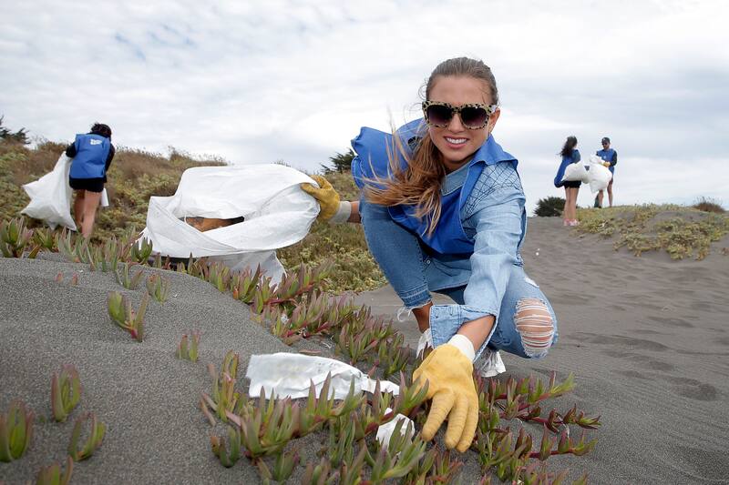 Pichilemu 10 de febrero 2018.
Tita Ureta junto a voluntarios limpian playas de Pichilemu,
Javier Torres/Aton Chile