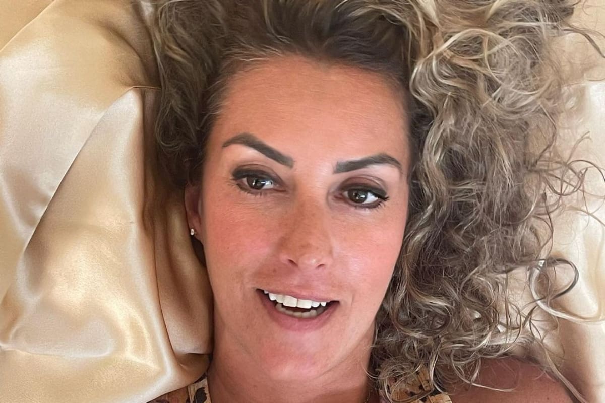 Titi Ahubert vendie piezas de cerámica