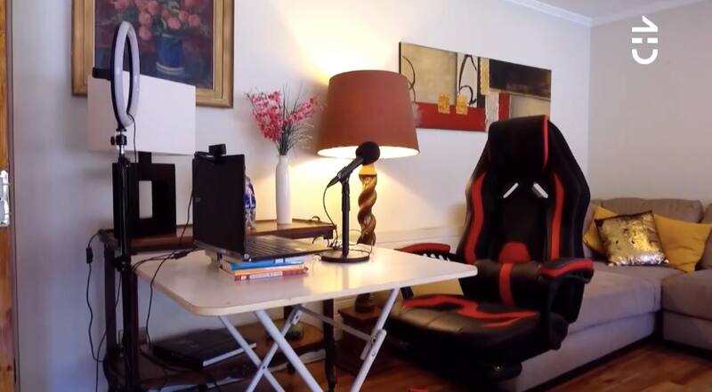 Su mesa de trabajo con su equipo. Créditos: CHV.