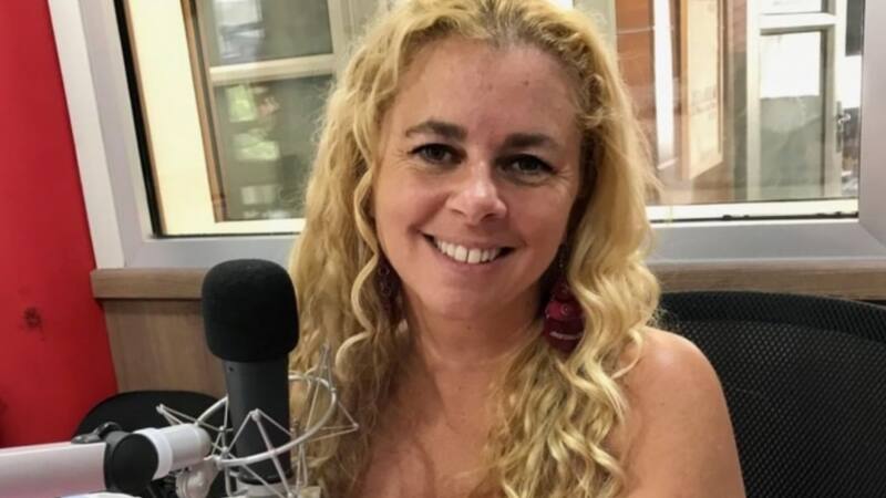 Titi García-Huidobro quedó descolocada tras escuchar un chiste mientras reporteaba para Radio Pudahuel.