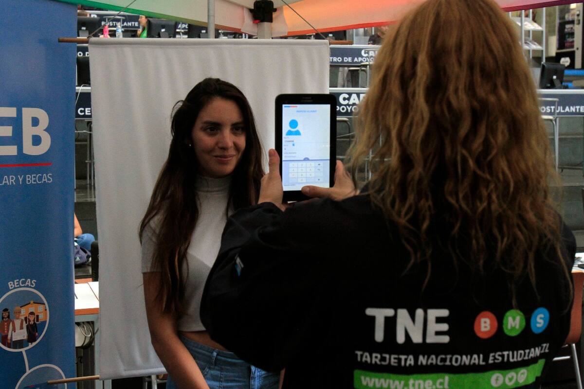 La campaña #TÓMATELAFOTO permite capturar la foto que tendrás en tu pase escolar desde cualquier aparto electrónico que cuente con una cámara.