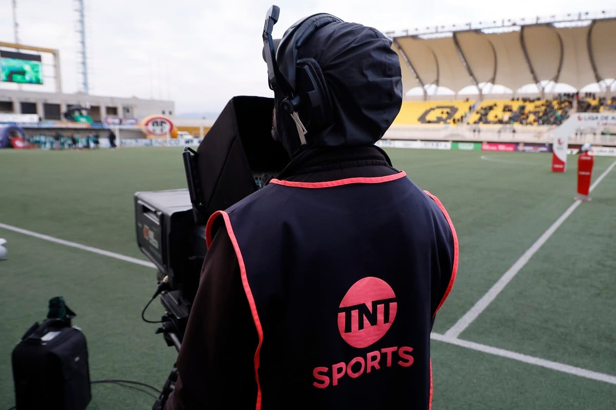 El canal propietario de los derechos de transmisión del fútbol chileno reducirá la cantidad de dinero entregado para cada club. Foto: Agencia ATON.