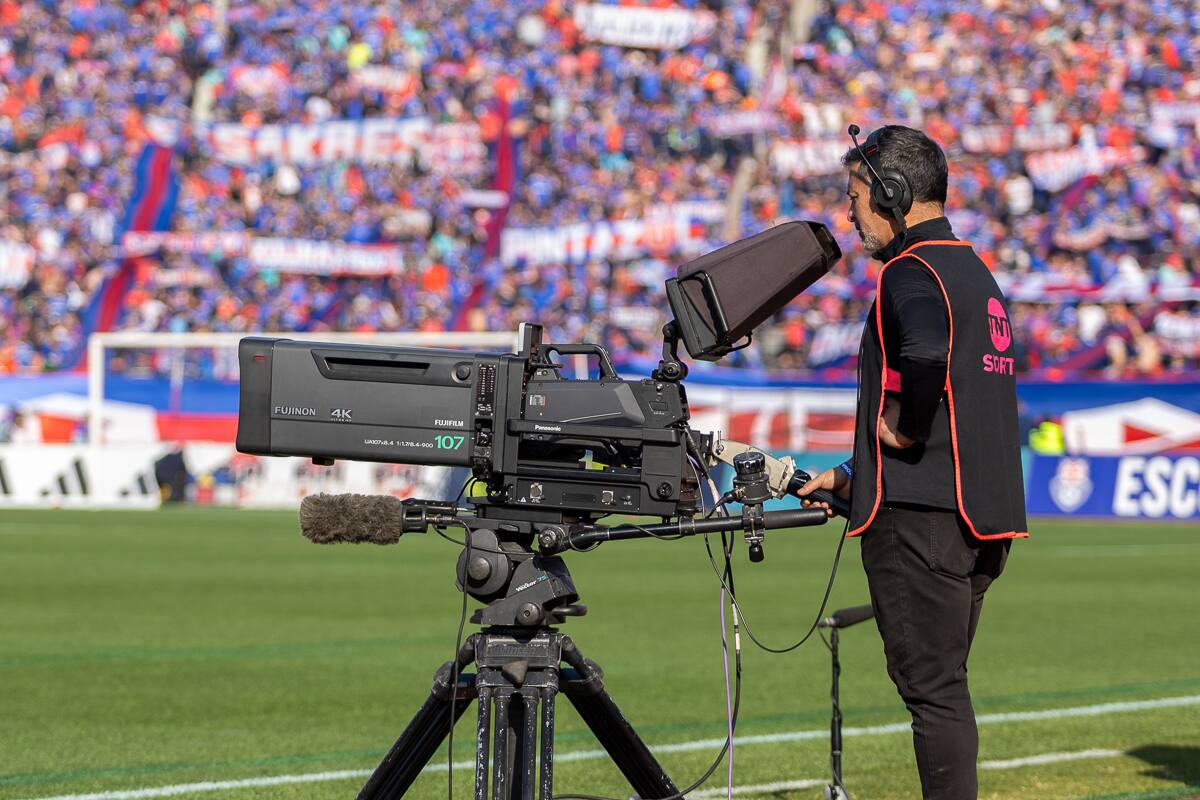 La deuda con Warner tiene contra las cuerdas al fútbol chileno. Foto: Felipe Escobedo