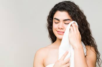 Este es el truco infalible para dejar tus toallas suaves sin meterlas a la secadora