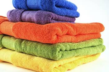 ¿Cada cuántos días debes lavar tu toalla de baño? La respuesta según microbiólogos te sorprenderá