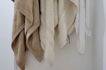 Truco casero y efectivo para quitar el olor a humedad de las toallas de baño