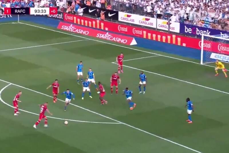 Anotó el empate 2-2 del Royal Antwerp ante el Genk