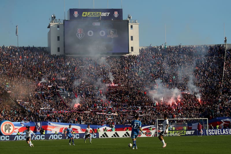 ¿Traición? Es reconocido hincha de la U y en las últimas horas posó con camiseta de Colo Colo. Foto: Aton.